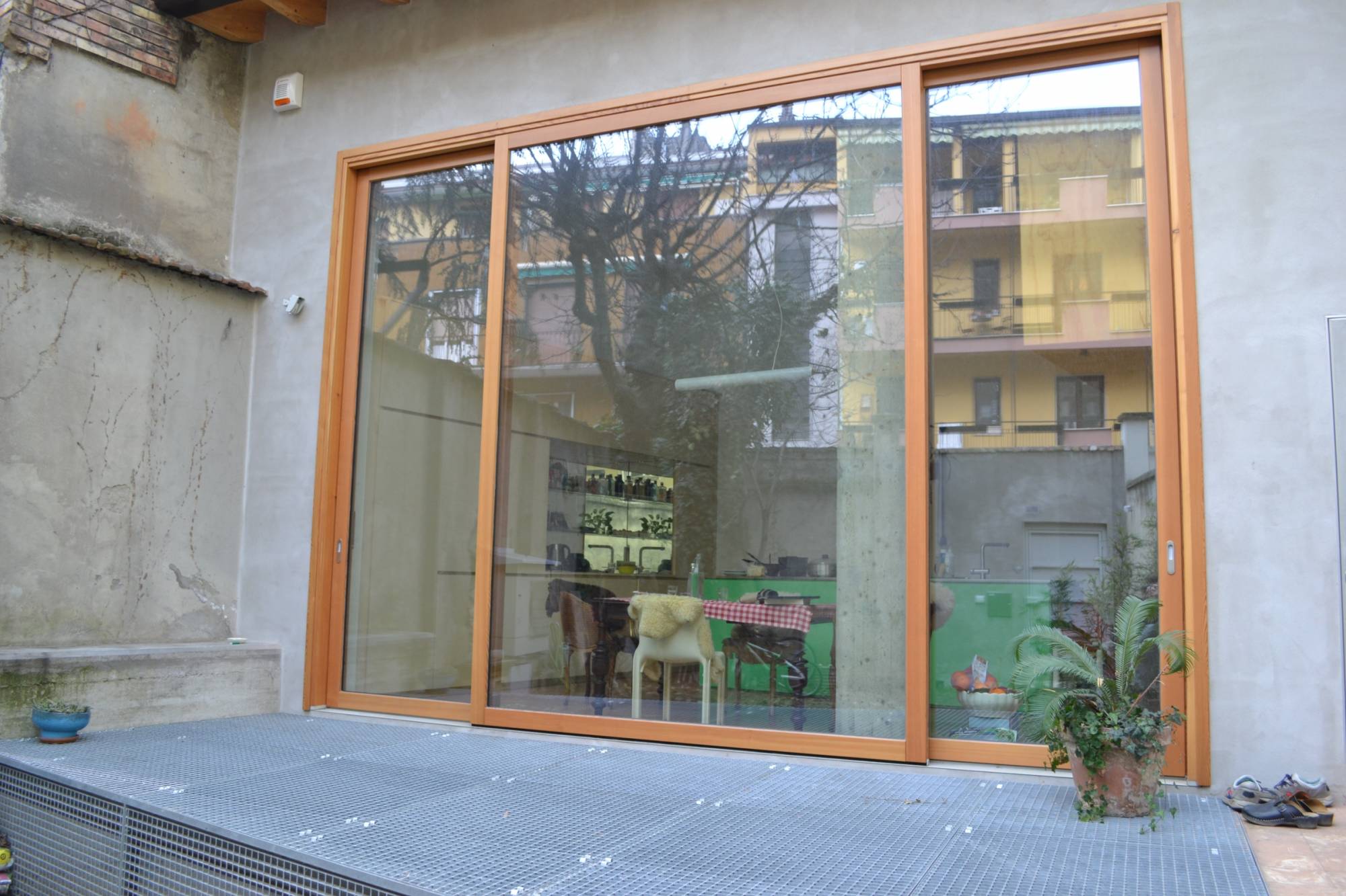 corbetta-serramenti-Realizzazione finestra scorrevole alzante larice 3 ante (2)