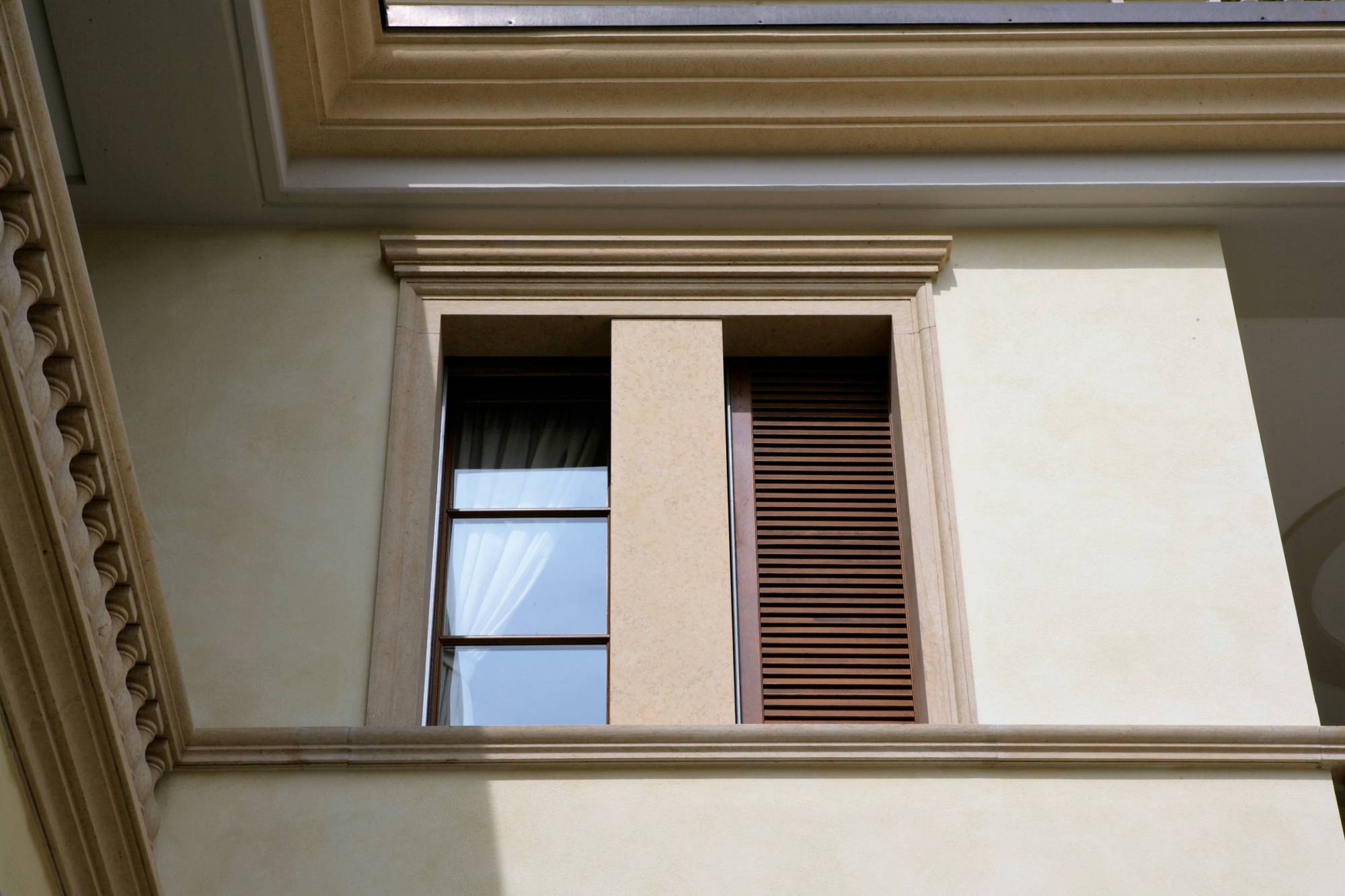 Finestre in legno rovere Visa2 e persiane scorrevoli a Saronno (5)