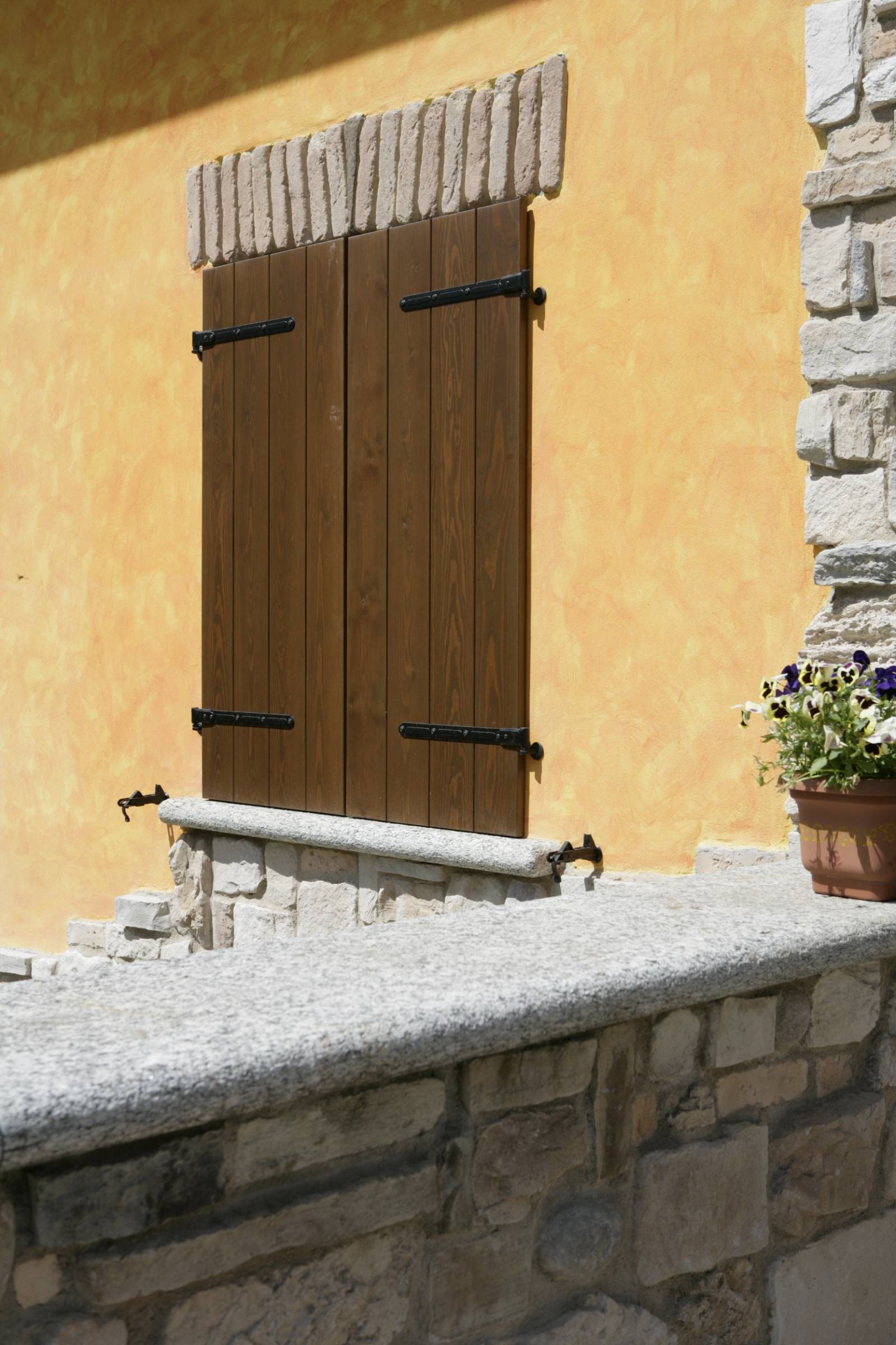 corbetta-serramenti-Finestre in legno e antoni dogati a Cernobbio (2)