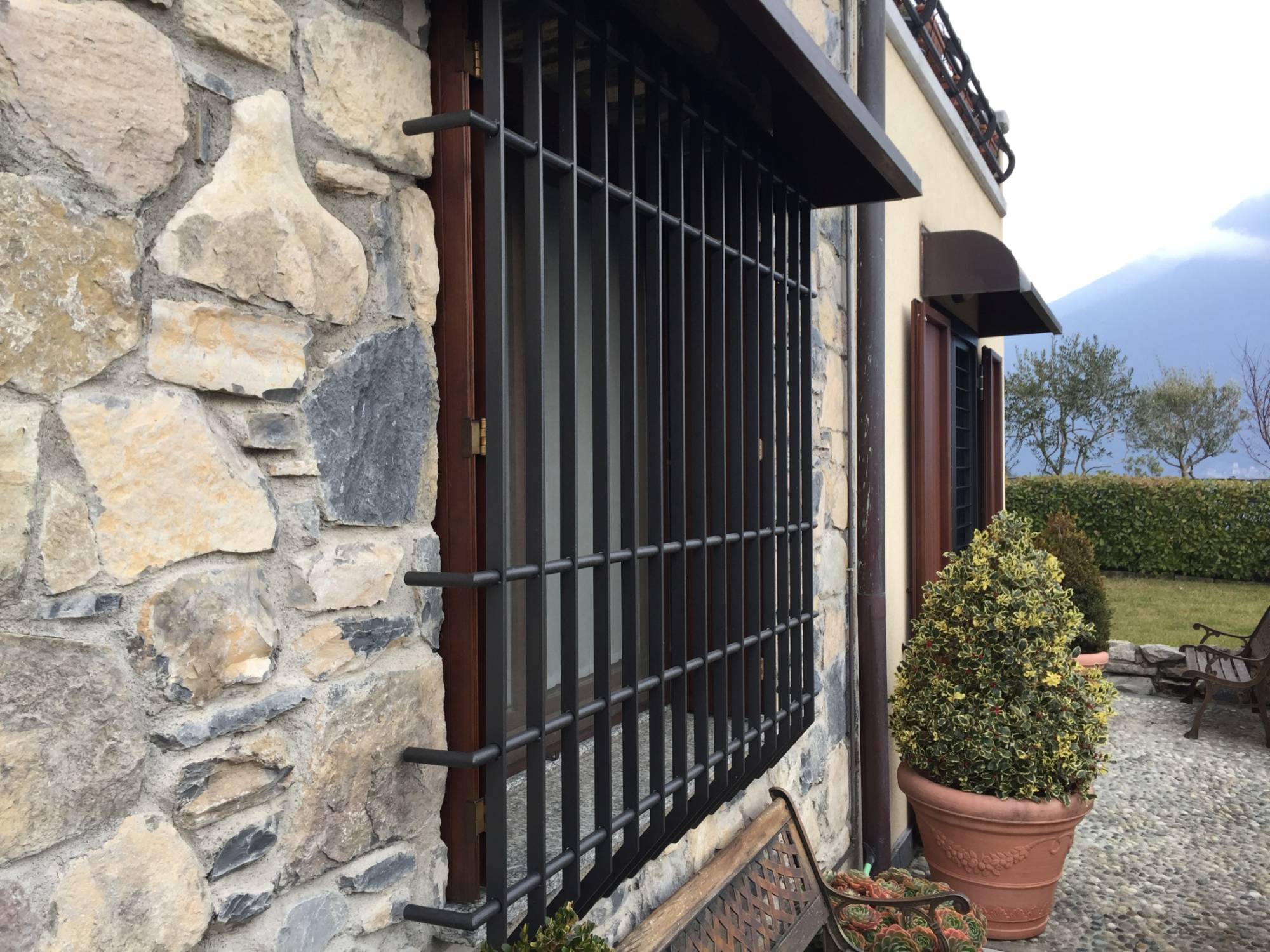 Corbetta-serramenti-Finestre, persiane e grate a Carate Urio (2)