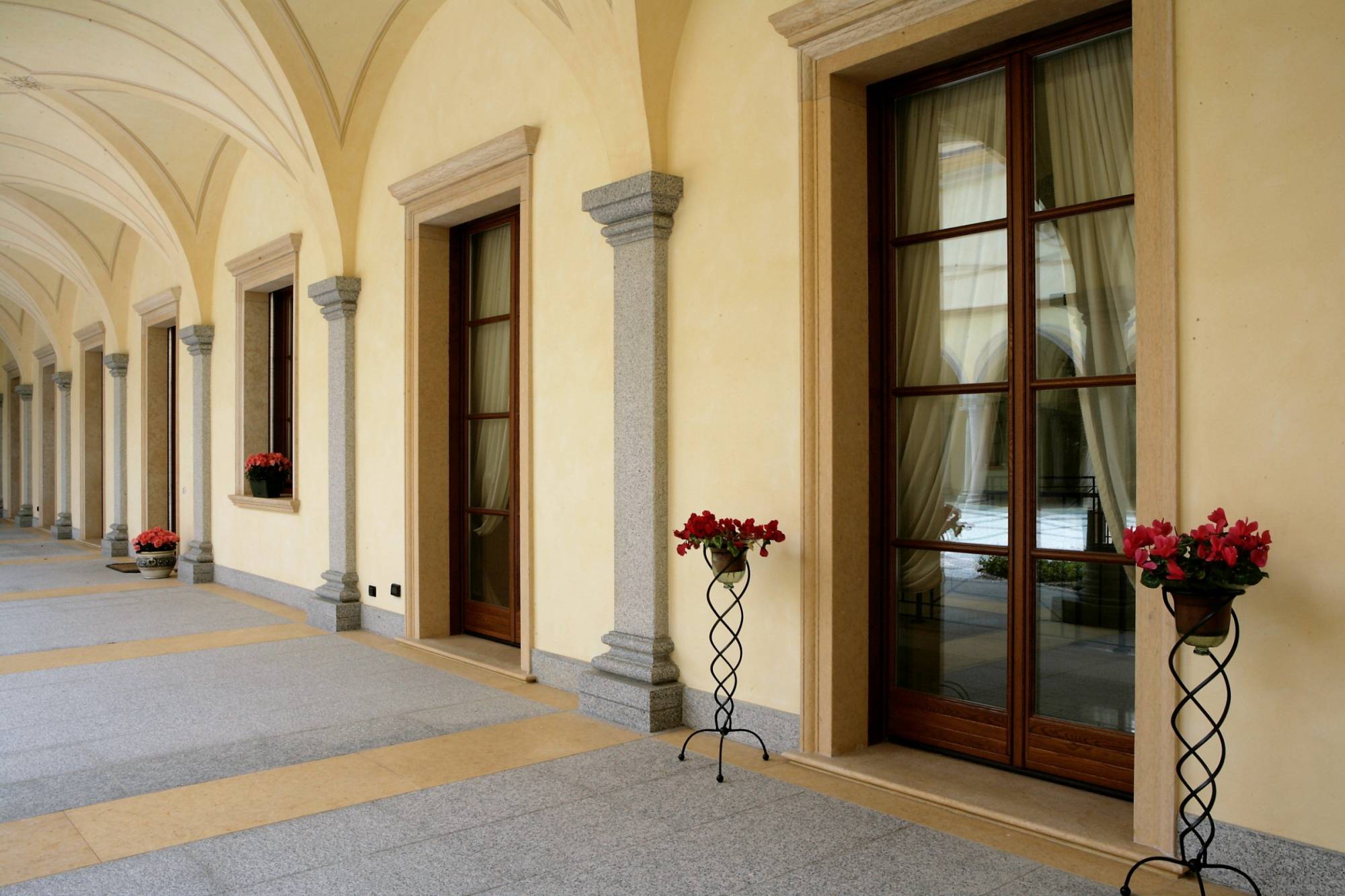 Finestre in legno rovere Visa2 e persiane scorrevoli a Saronno (1)