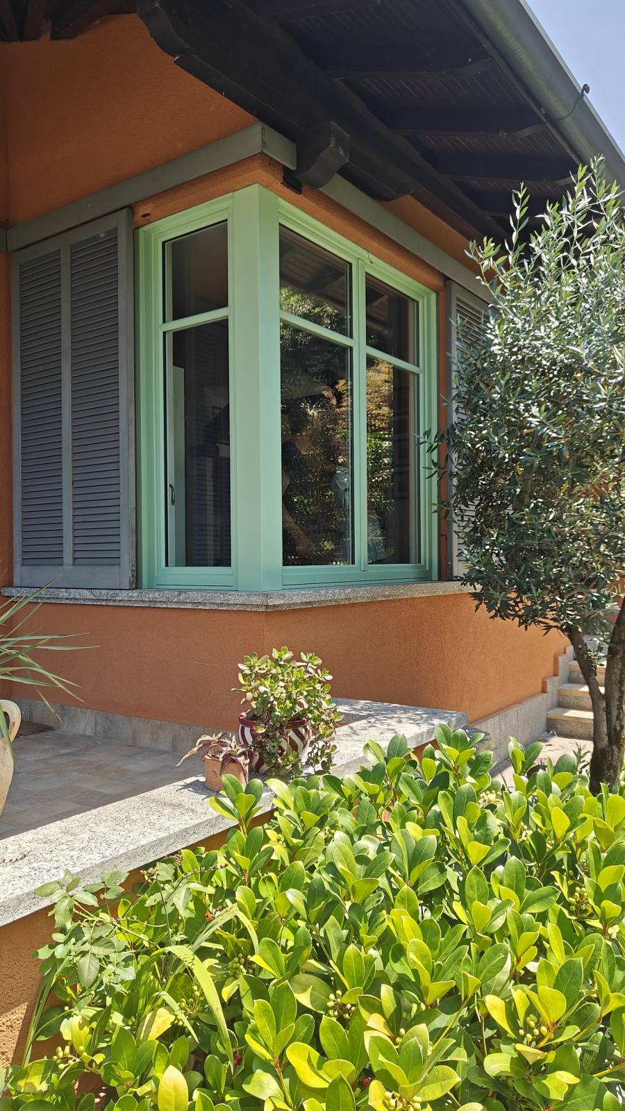 Corbetta-serramenti-Finestre turchesi in legno stile Como (4)