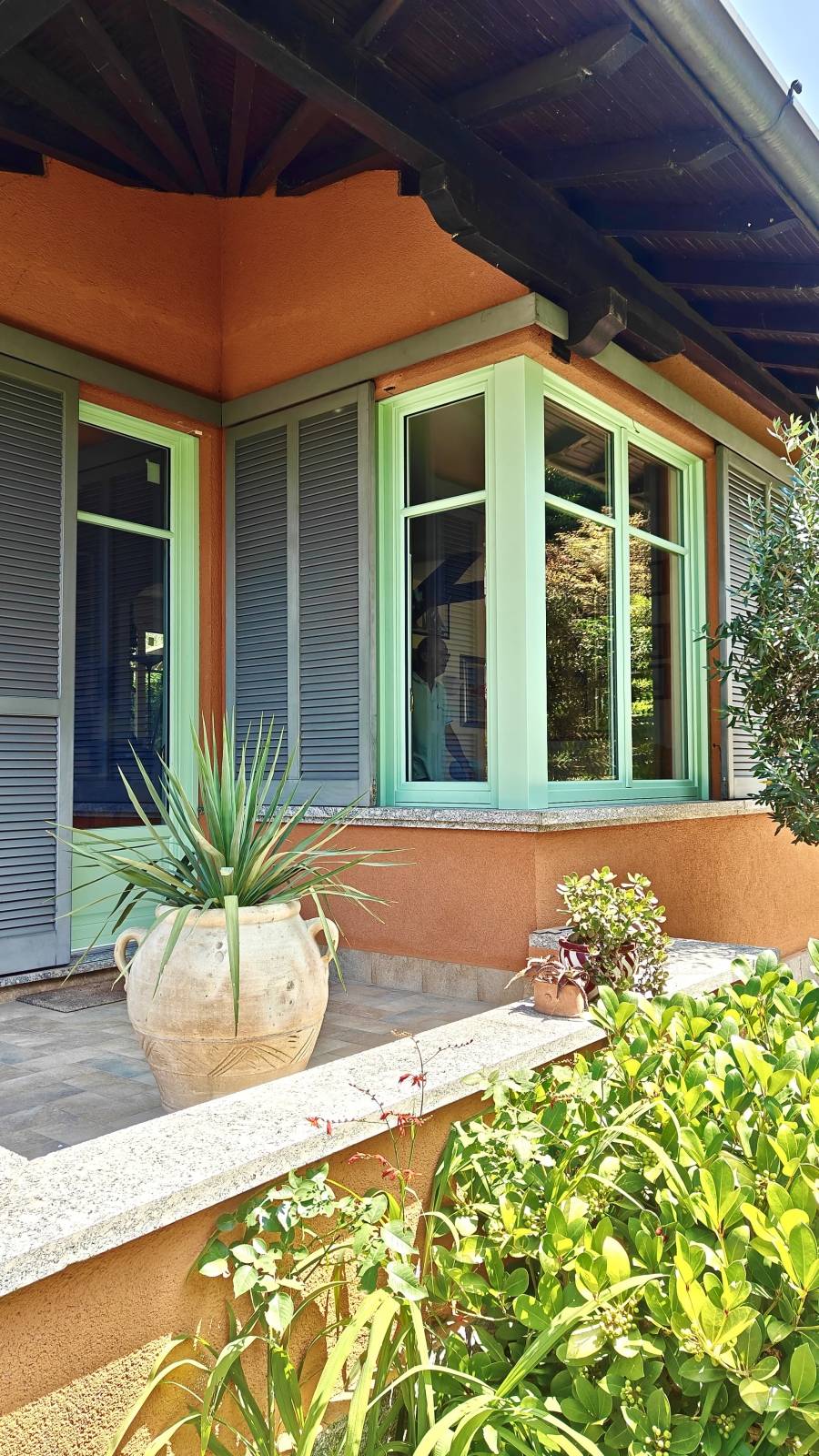 Corbetta-serramenti-Finestre turchesi in legno stile Como (5)