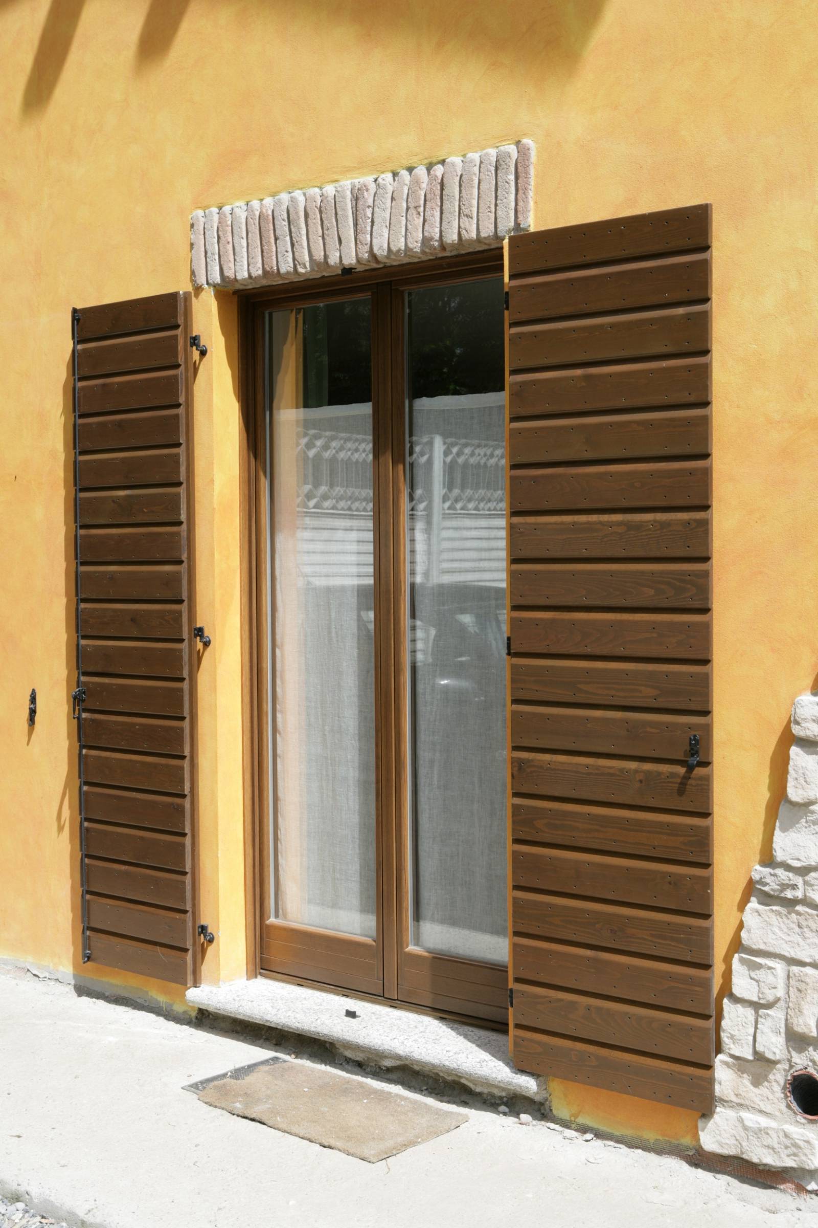 corbetta-serramenti-Finestre in legno e antoni dogati a Cernobbio (4)