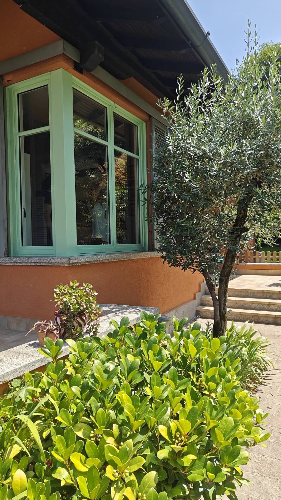 Corbetta-serramenti-Finestre turchesi in legno stile Como (7)