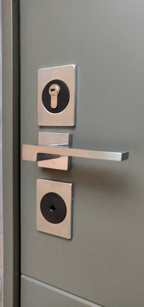 Corbetta-serramenti-Installazione porta blindata a Como (1)