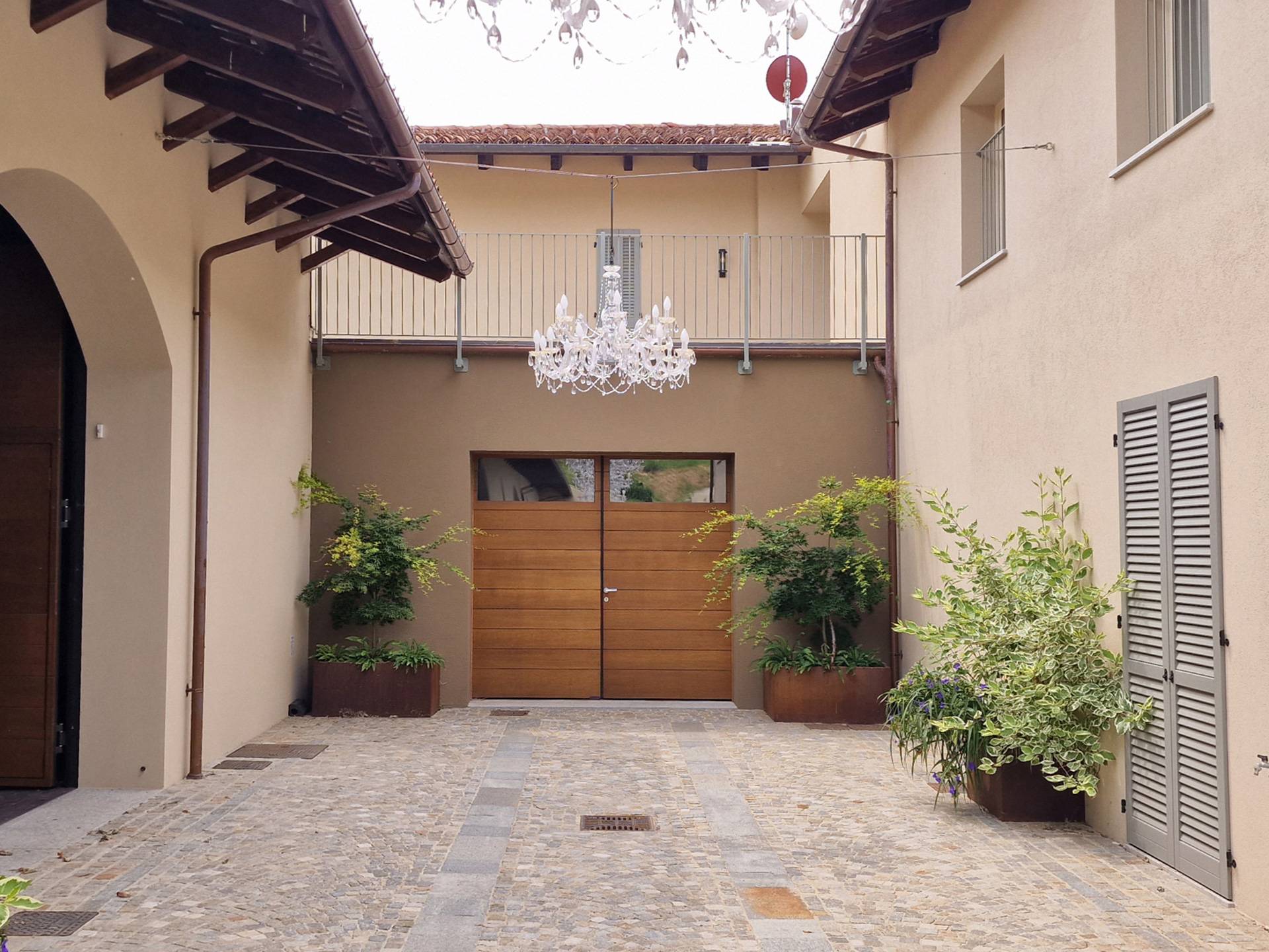 Corbetta-serramenti-portoncino-su-misura-legno-classici-cantina-vini-Piemonte-12