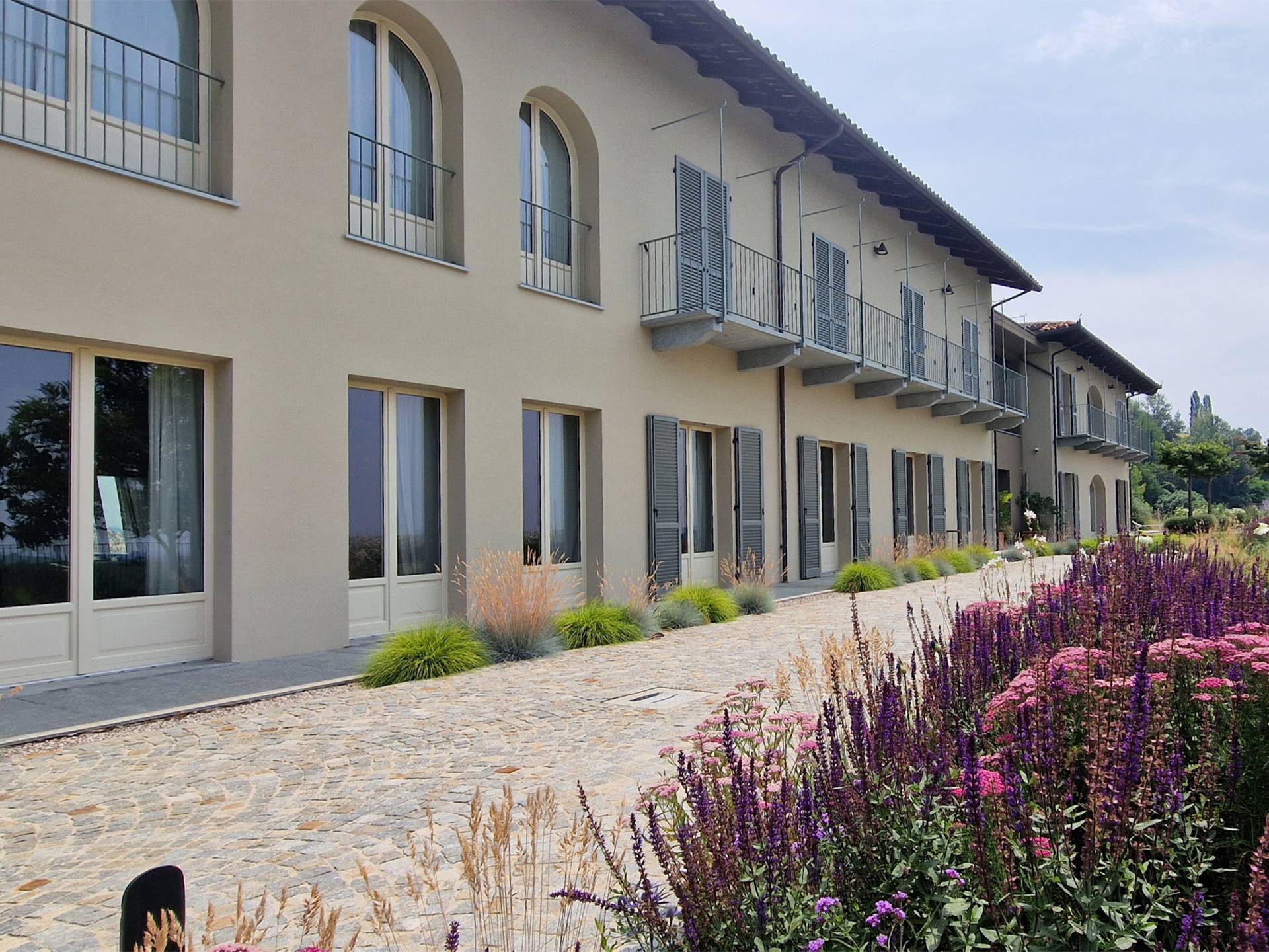 Corbetta-serramenti-finestre-su-misura-legno-classici-cantina-vini-Piemonte-01