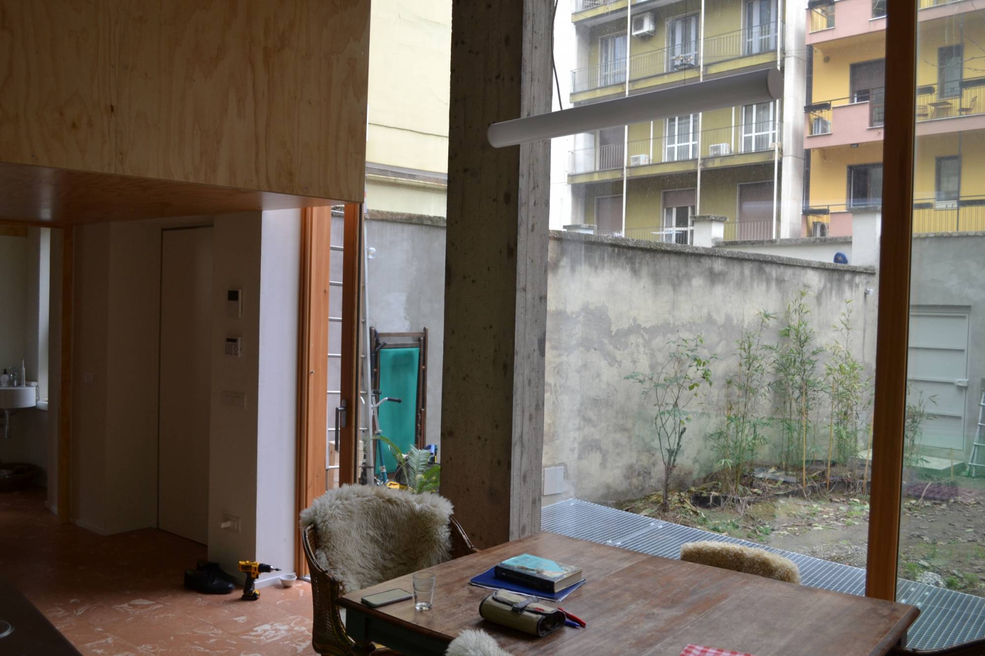 corbetta-serramenti-Realizzazione finestra scorrevole alzante larice 3 ante (6)