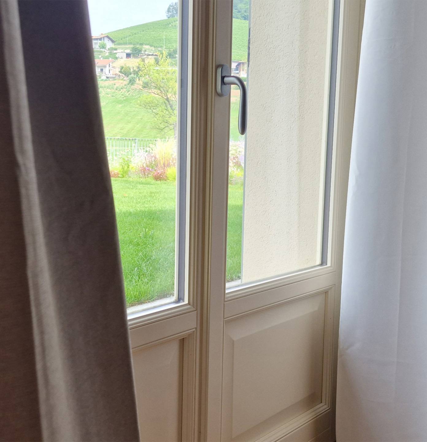 Corbetta-serramenti-finestre-su-misura-legno-classici-cantina-vini-Piemonte-07