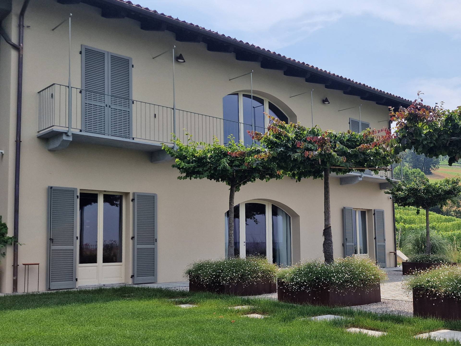 Corbetta-serramenti-finestre-su-misura-legno-classici-cantina-vini-Piemonte-03