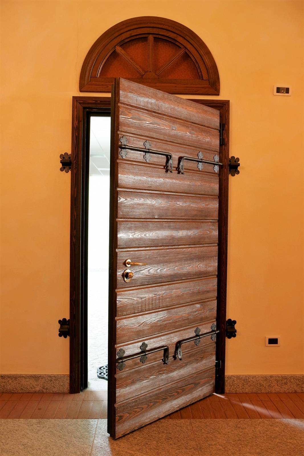 corbetta-serramenti-Realizzazione Portoni blindati d'ingresso in legno a Saronno (1)