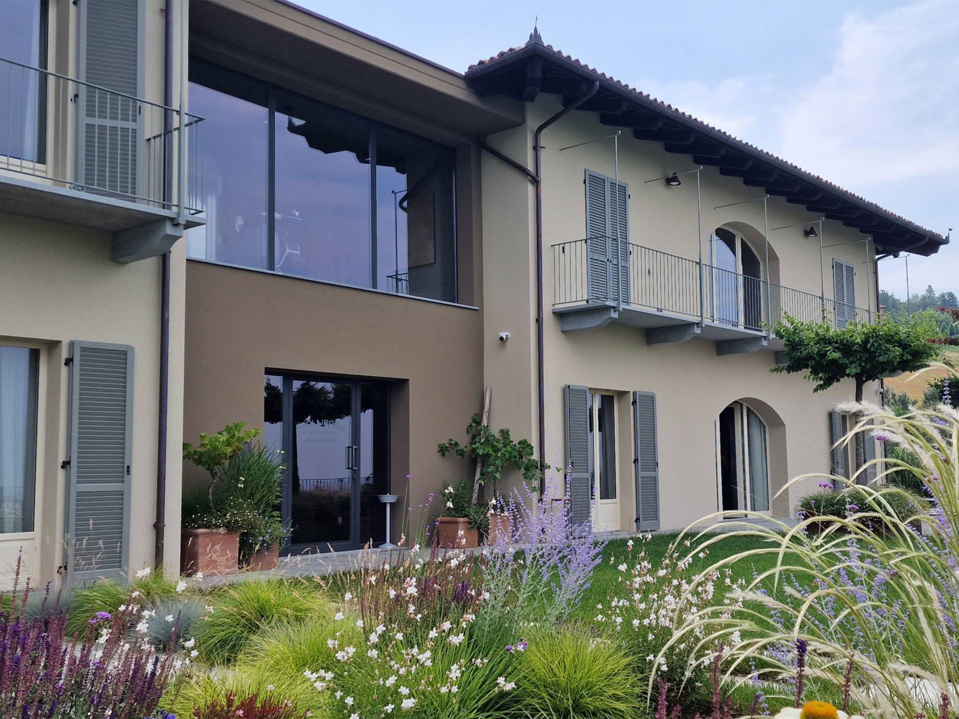 Corbetta-serramenti-finestre-su-misura-legno-classici-cantina-vini-Piemonte-02