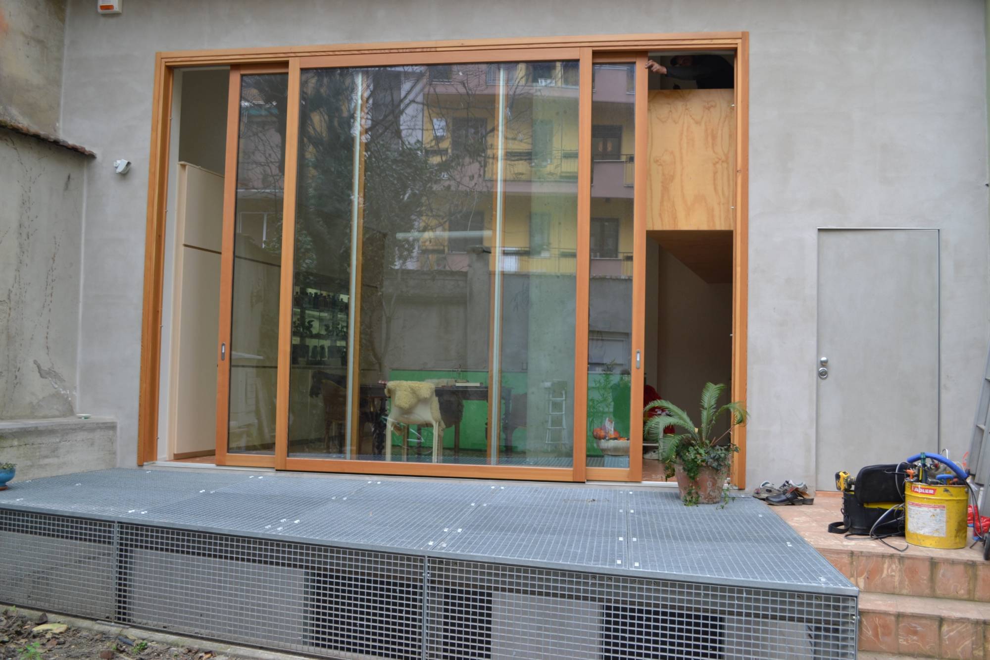 corbetta-serramenti-Realizzazione finestra scorrevole alzante larice 3 ante (4)