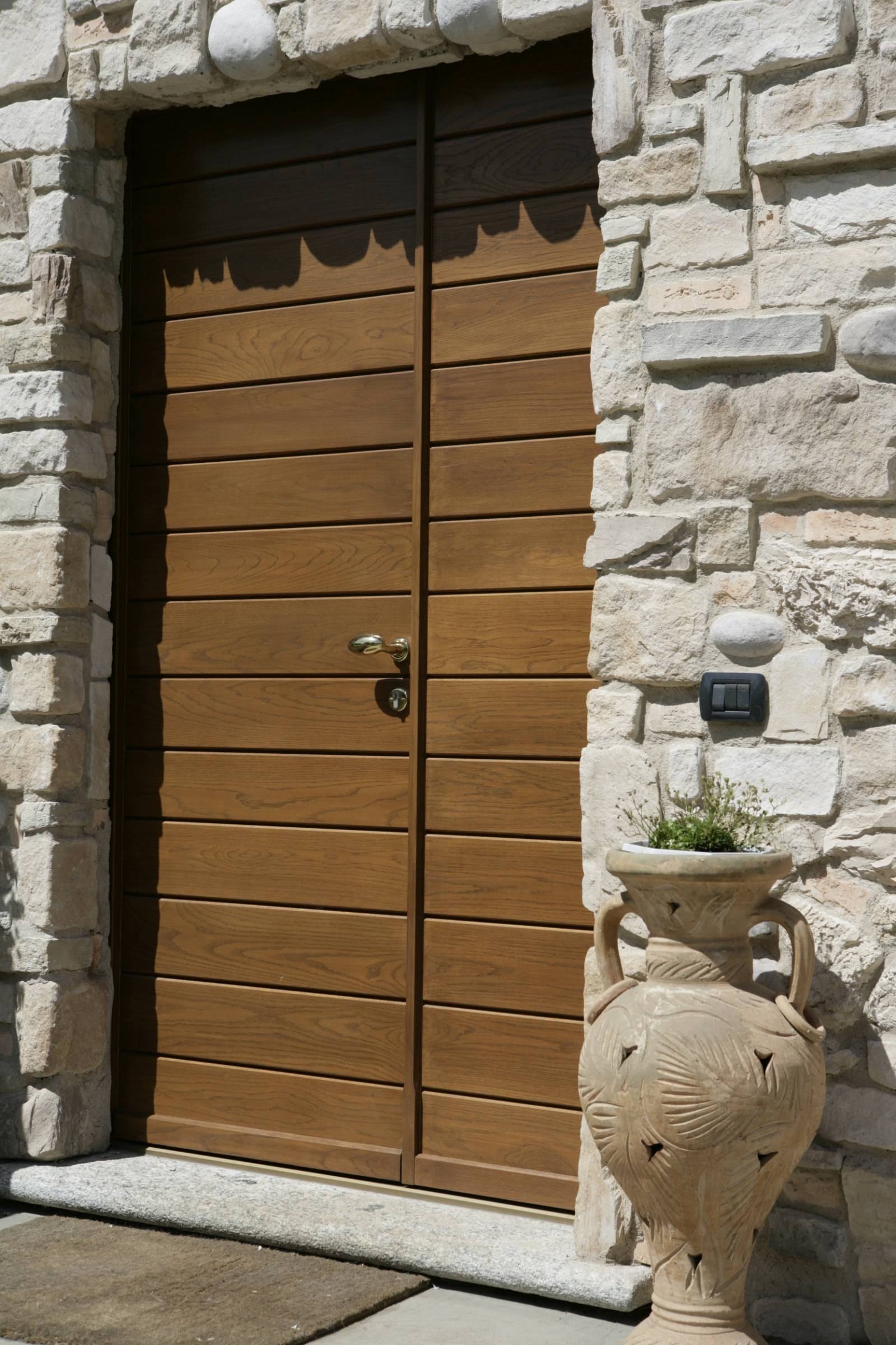 corbetta-serramenti-Portoncino dogato in legno a Como (2)