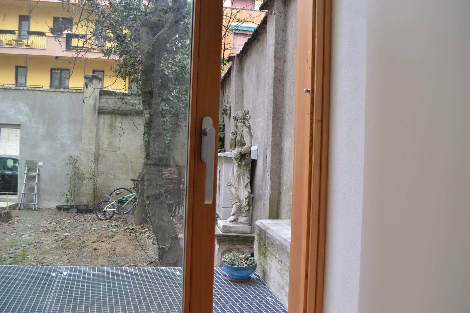 corbetta-serramenti-Realizzazione finestra scorrevole alzante larice 3 ante (3)