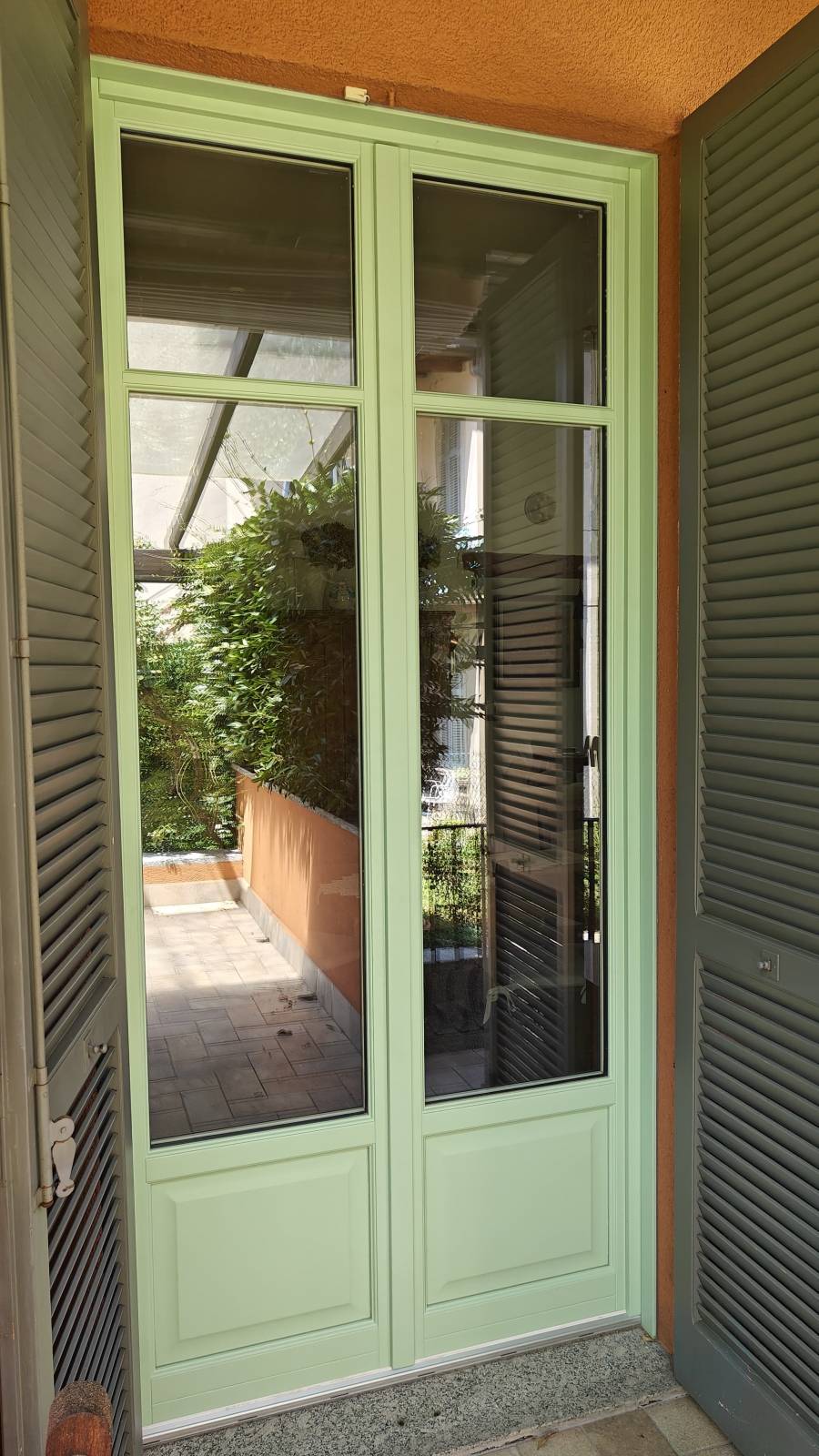 Corbetta-serramenti-Finestre turchesi in legno stile Como (3)