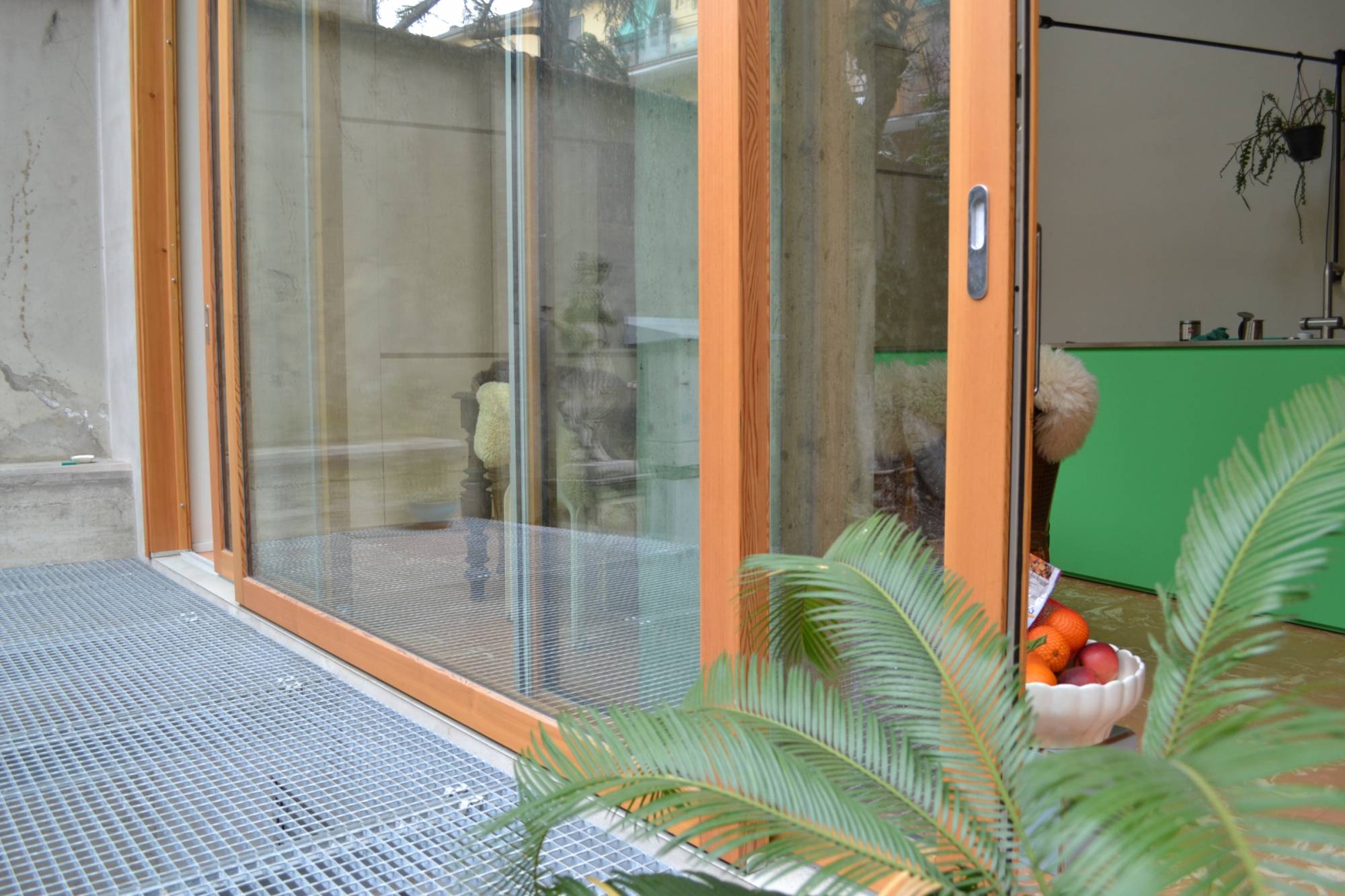 corbetta-serramenti-Realizzazione finestra scorrevole alzante larice 3 ante (5)