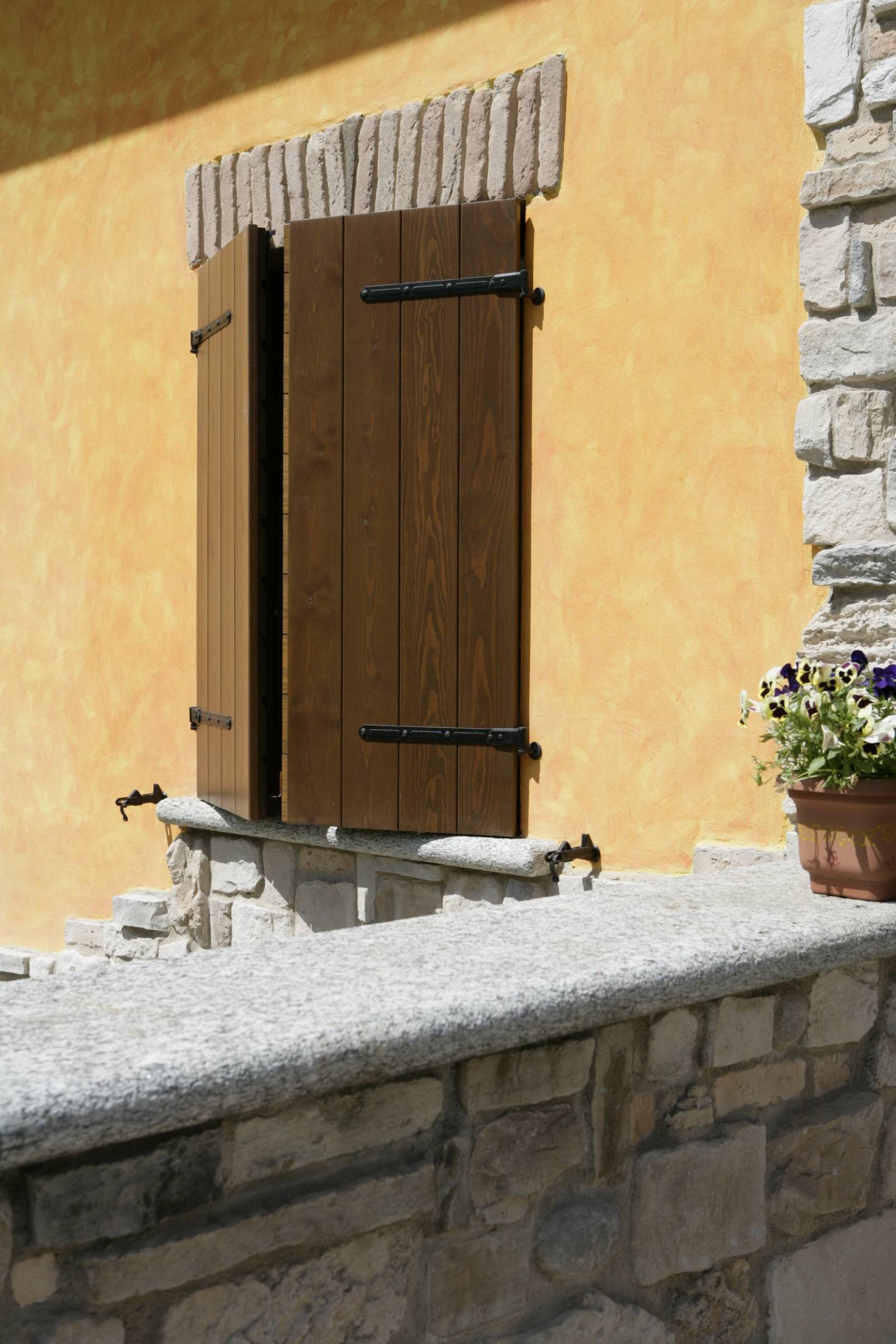 corbetta-serramenti-Finestre in legno e antoni dogati a Cernobbio (3)